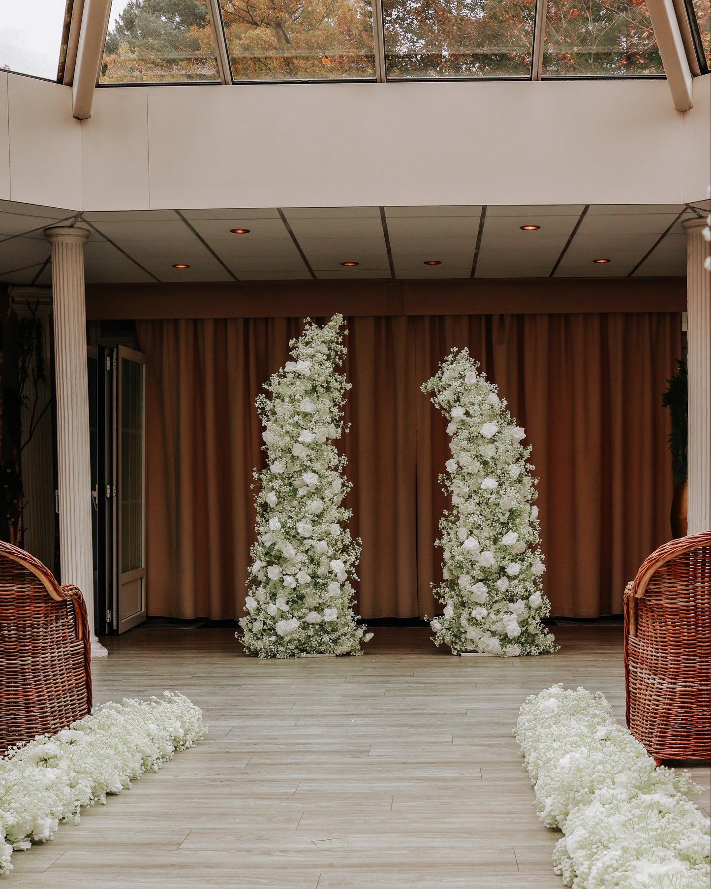 Bruiloft styling witte bloemen huren