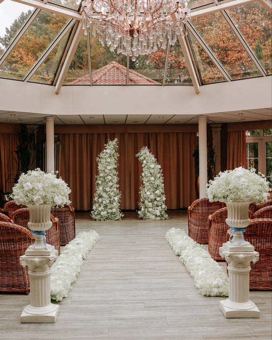 Bruiloftstyling bloemen ceremonie wit